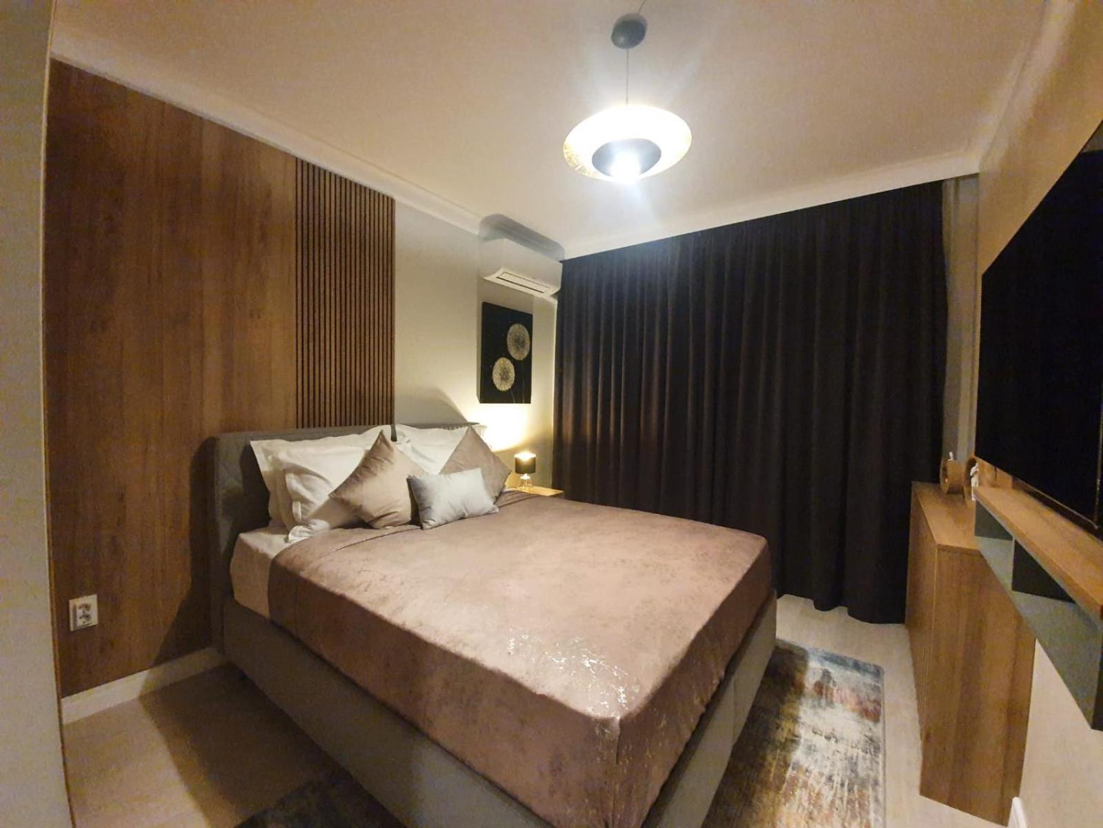 公寓 Tzuba Luxury Coresi Mall *